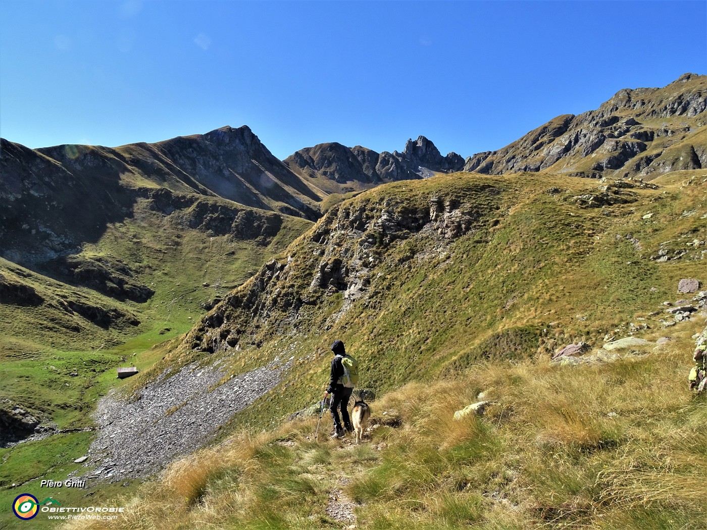 64 In discesa da Baita Foppa per l'alta Val Serrada.JPG